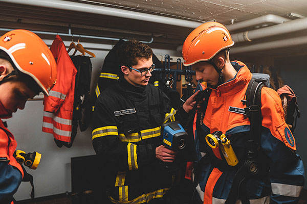 Ein Angehöriger der Jugendfeuerwehr rüstet sich mit Atemschutz aus