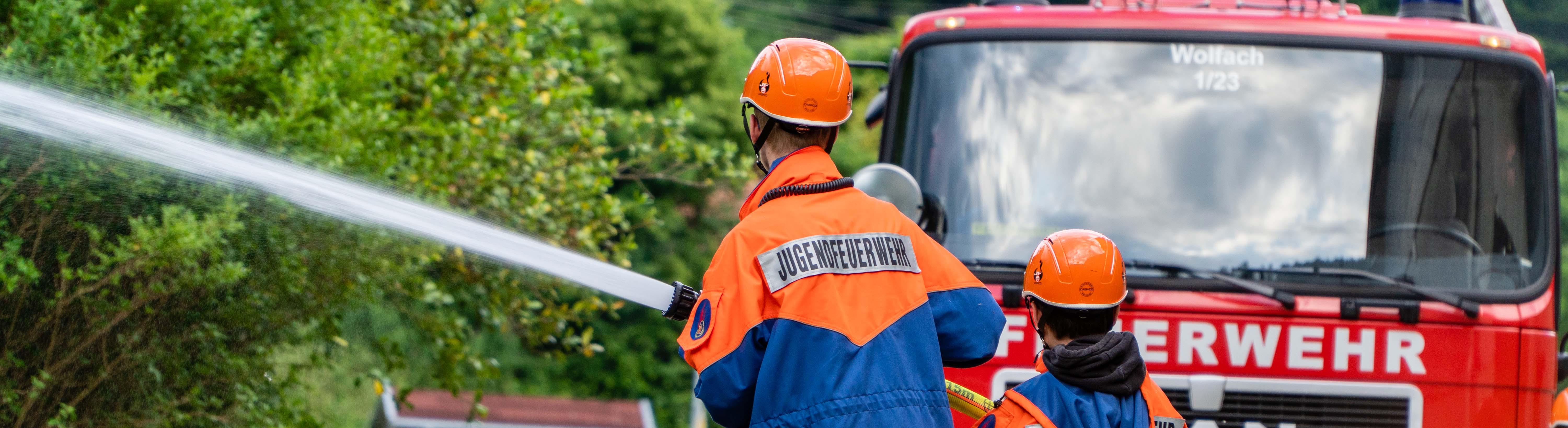 Angehörige der Jugendfeuerwehr beim Löschangriff